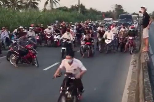 Nhóm thanh niên chặn quốc lộ 1 để đua xe