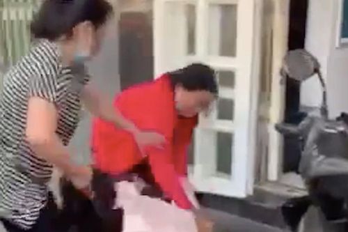 Nhóm phụ nữ hành hung cô gái ở Tiền Giang