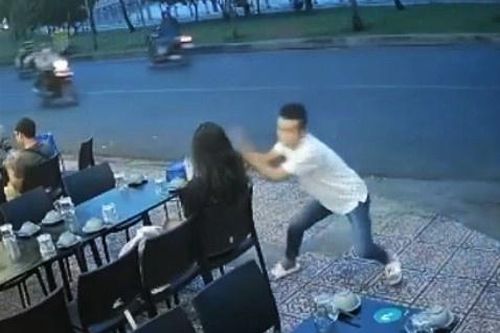 Cô gái ở TP.HCM bị cướp điện thoại trước quán ăn