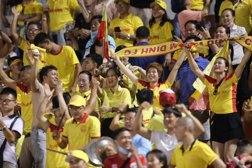 Cổ động viên Nam Định: 'Ơ hay, tôi đang mơ à'