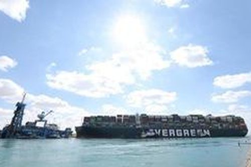 Ai Cập điều thêm tàu để cứu hộ 'siêu tàu' Ever Given trên kênh đào Suez