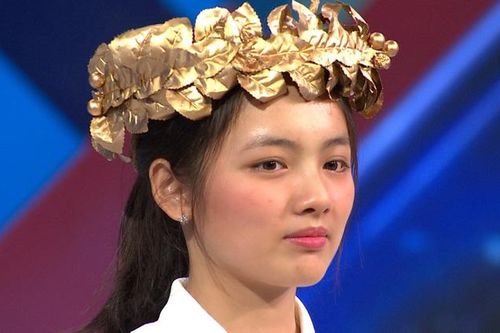 Nữ sinh giành vòng nguyệt Olympia 'gây sốt' vì xinh đẹp, nhiều tài lẻ