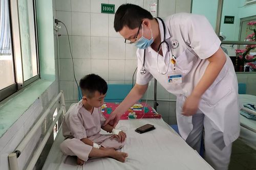 Một bé trai tử vong do uống nhầm thuốc diệt chuột