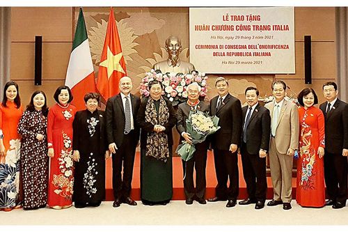Đồng chí Phan Thanh Bình nhận Huân chương Công trạng Italy