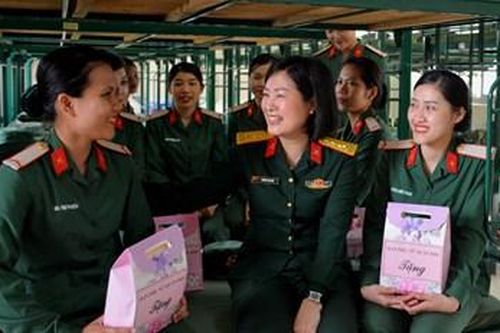 Ban Phụ nữ Quân đội thăm, tặng quà nữ chiến sĩ tại Trung đoàn 692
