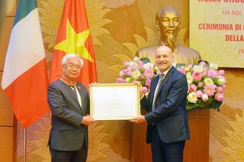 Trao Huân chương Công trạng Italia tặng ông Phan Thanh Bình