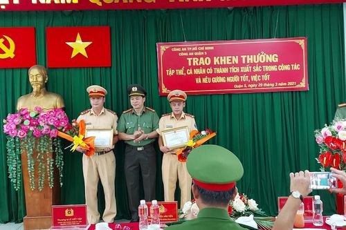 Khen thưởng 2 CSGT 'mở đường' cho ô tô chở sản phụ đến bệnh viện