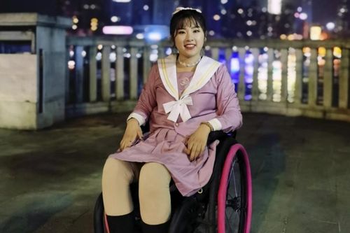 Vlogger bị liệt trở thành biểu tượng thời trang gây sốt mạng xã hội
