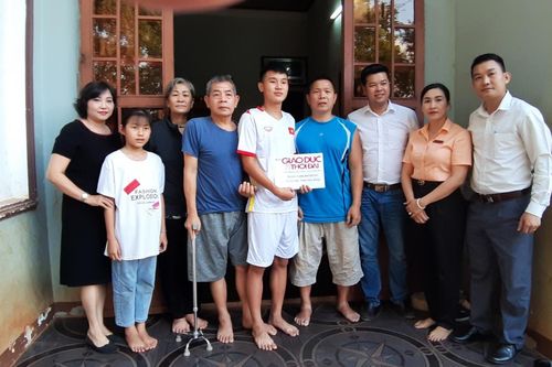 Tiếp sức cho chàng trai nghèo phố núi ước mơ thành cầu thủ chuyên nghiệp