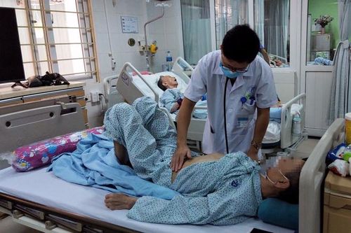 Bác sĩ cảnh báo nhiều người nhập viện vì tự ý chữa bệnh theo quảng cáo bán thuốc 'nhà tôi 3 đời gia truyền'