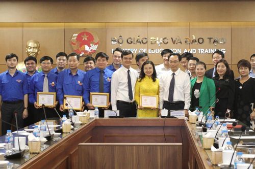 Vinh danh cán bộ Đoàn có nhiều đóng góp cho sự nghiệp giáo dục