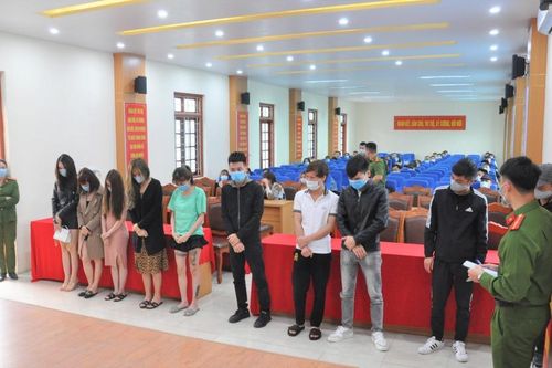 Bắt giữ 40 đối tượng 'mở tiệc' ma túy bay lắc trong quán karaoke