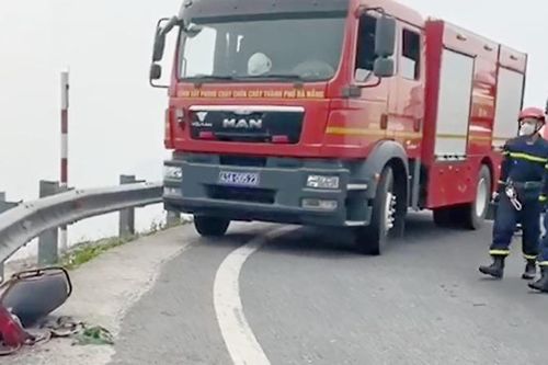 Tin giao thông đến sáng 29/3: Tai nạn liên hoàn khiến 4 người bị thương; cảnh sát đu dây cứu người rơi xuống vực tại đèo Hải Vân