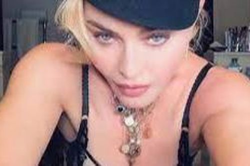 Đăng ảnh selfie với nội y táo bạo ở tuổi 63, diva Madonna nhận 'gạch đá'