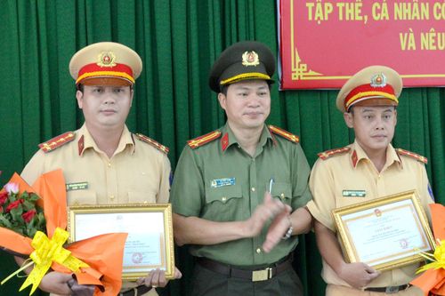 Khen thưởng hai CSGT mở đường cho ô tô chở sản phụ đến bệnh viện