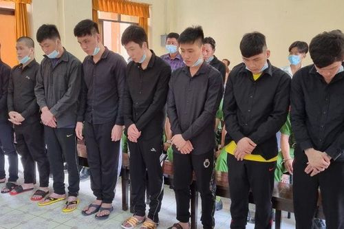16 bị cáo nhận gần 100 năm tù chỉ vì 1 nữ tiếp viên