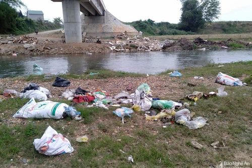 Nghệ An: Rác thải ngập chân cầu Dinh