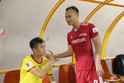 Trọng Hoàng, Ngọc Hải động viên Phan Văn Đức sau trận thắng SLNA trên sân Vinh