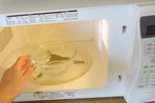 Lò vi sóng ố vàng bốc mùi, với cách làm này chỉ 5 phút bạn sẽ thấy sáng bóng thơm tho như mới