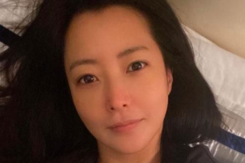 Khoe mặt mộc hoàn hảo ở tuổi 43 nhưng 'đệ nhất mỹ nhân xứ Hàn' Kim Hee Sun lại bị phát hiện sử dụng app chỉnh ảnh