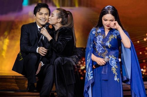 Phi Nhung hôn má Mạnh Quỳnh, Như Quỳnh bật khóc nức nở trong đêm nhạc