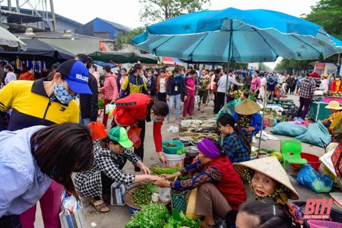 Nhiều bất cập tại chợ cóc trong Khu công nghiệp Hoàng Long