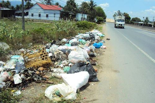 Rác chiếm hành lang quốc lộ