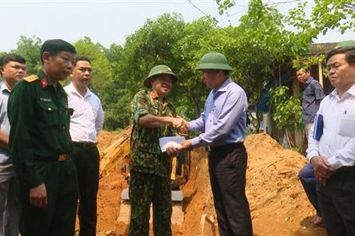 Thường trực HĐND tỉnh dâng hương viếng 12 liệt sĩ vừa được tìm thấy tại xã Ba Lòng