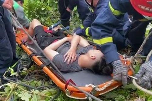 Chạy xe máy bị lao xuống vực sâu đèo Hải Vân