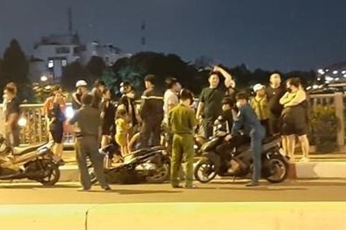 Nhảy sông rồi bơi về nhà ngủ mặc đội cứu hộ lặn mò cả đêm