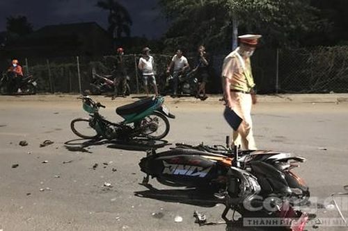 2 xe máy độ chế lao vào nhau trong đêm, 2 thanh niên nguy kịch