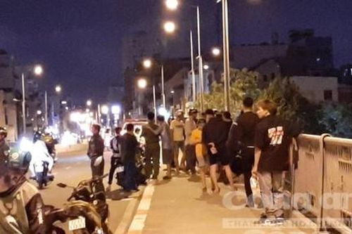 Thanh niên nhảy sông sau cãi vã với bạn gái đã tự bơi vào bờ