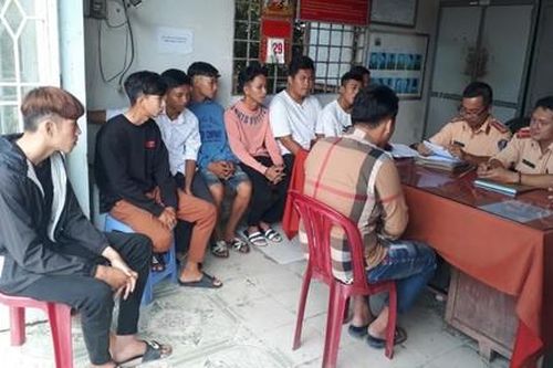 Tiền Giang: Sẽ xử lý hình sự nhóm 'quái xế' chặn QL1 để đua xe