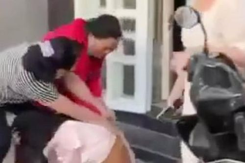 Một cô gái bị nhóm phụ nữ đánh hội đồng, nghi do ghen tuông