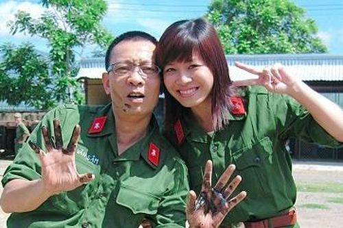 MC Hoàng Linh khoe ảnh chụp cùng nhà báo Lại Văn Sâm 15 năm trước