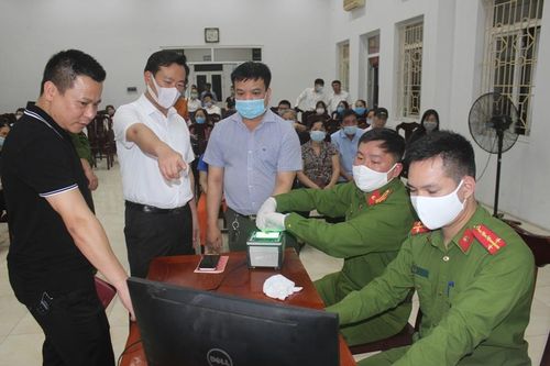 Chủ tịch UBND quận Cầu Giấy trắng đêm cùng Công an cơ sở lăn tay cấp CCCD gắn chíp