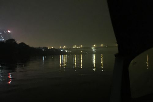 Săn những 'quái vật' hút tài nguyên sông Hồng trong đêm
