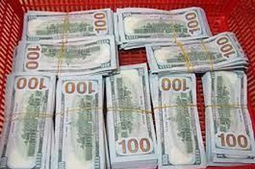Người đàn bà 'nổ' quen biết rộng ra giá 'chạy án' cả triệu USD