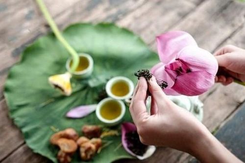 Cà kê chuyện quanh bàn trà