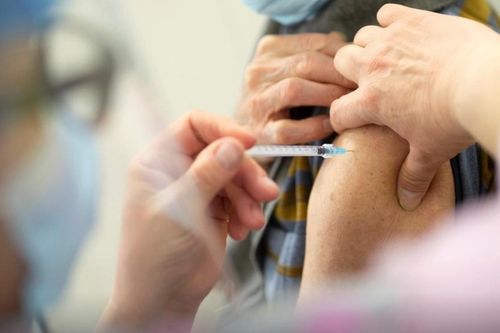 Canada tạm dừng tiêm vaccine AstraZeneca cho người dưới 55 tuổi