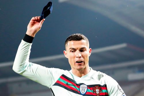 HLV Bồ Đào Nha nói về băng đội trưởng của Ronaldo