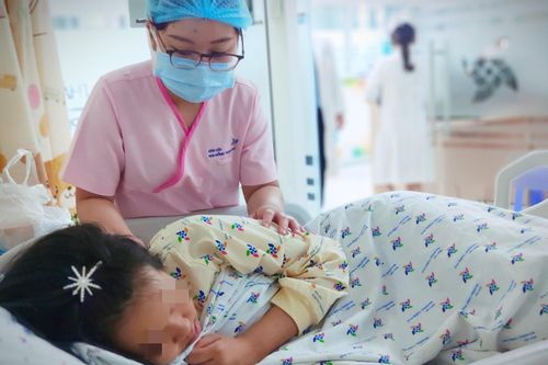 Bé gái 13 tuổi tự tử bằng thuốc diệt cỏ