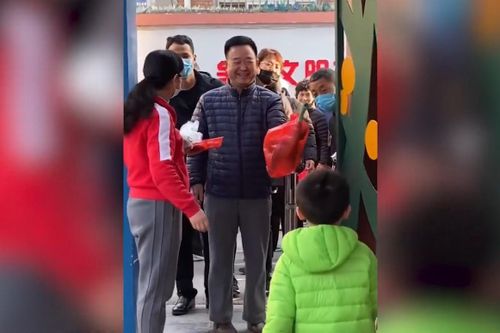 Câu chuyện đón cháu trai mỗi ngày của ông cụ ở Trung Quốc