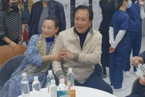 'Gia Cát Lượng' Đường Quốc Cường hoảng sợ khi bị nữ đồng nghiệp ôm