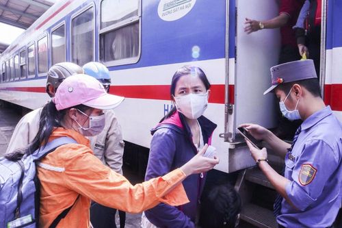 Giảm giá vé 'sập sàn', đường sắt quyết kéo hành khách quay trở lại