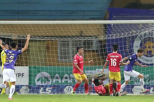 Hà Nội thoát thua Hà Tĩnh ở phút 90