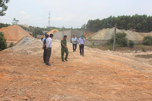 Bốn bãi tập kết rửa cát 'lậu' quy mô lớn nằm sát sông Buông