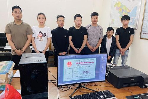 Làm giả con dấu, tài liệu để chiếm đoạt tài sản