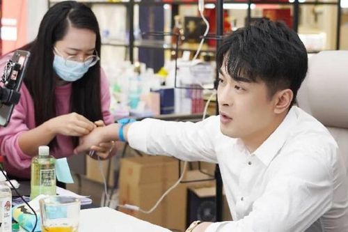 Chân dung 'ông hoàng livestream' bán hàng khiến Trung Quốc rúng động