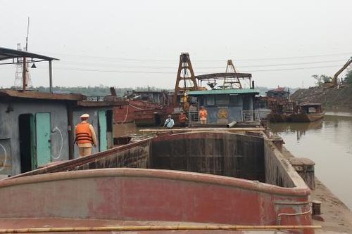 Hà Nội: Xử lý một tàu lợi dụng trời tối khai thác cát trái phép trên sông Hồng